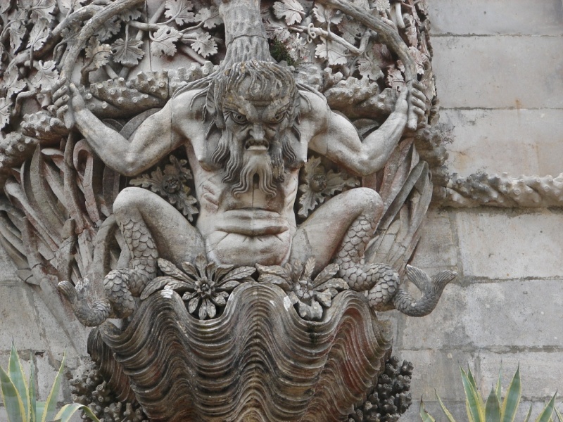2008/03(March)/AroundTheWorld/Lisbon/800x600_Gargoyle to scare away evil.jpg